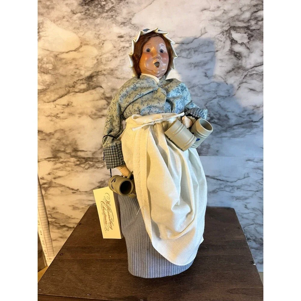 Byers Choice 2000 Williamsburg Bar Tavern Maid With Stoneware Beer Mugs & Tag
